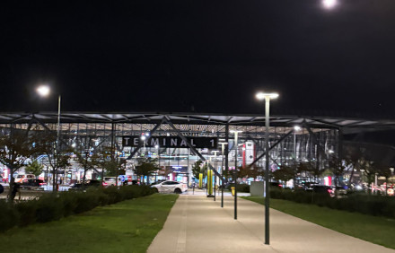 夜のサン=テグジュペリ空港